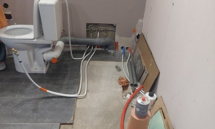 Installation du nouveau WC et création des alimentations et des évacuations.