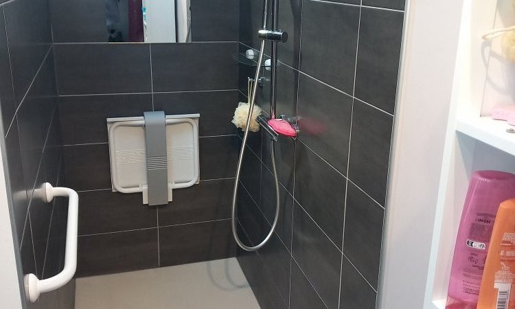 Douche finie, receveur 160x90 cm, colonne de douche, barre d'appui, siège PMR, miroir fourni et installé par la société SND située à Thiers. 