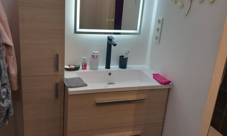 Meubles de salle de bain, miroir leds sensor fourni et installé par la société SND située à Thiers.