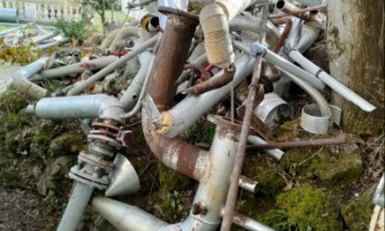 Stockage des tuyaux retirés avant retrait par société spécialisée